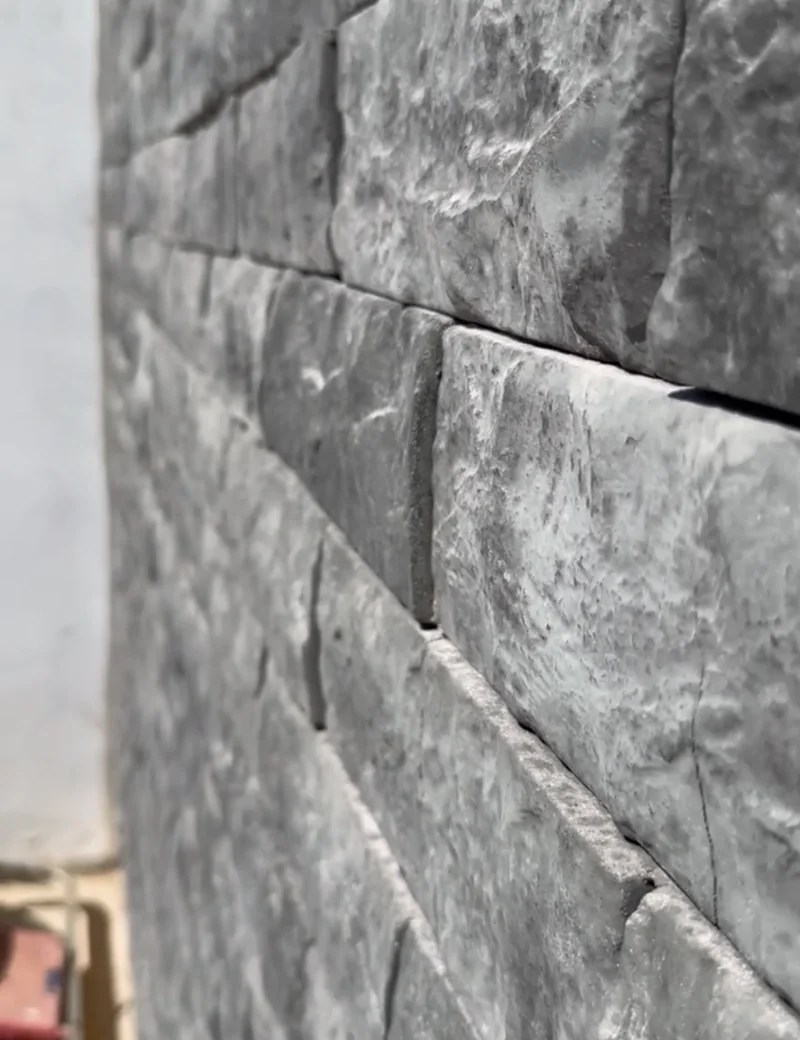 Revestimento em pedra aplicado na fachada, obra da WD Engenharia