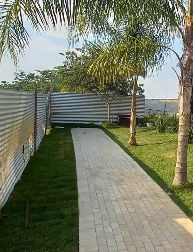 Paisagismo e calçada da residência executada pela WD Engenharia