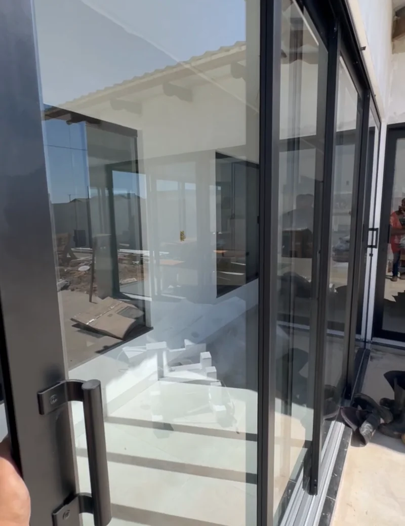 Esquadria de vidro instalada na obra da WD Engenharia