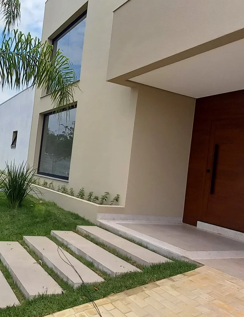 Entrada principal com degraus e jardim, obra da WD Engenharia
