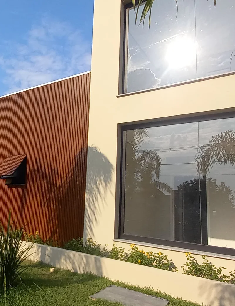 Fachada em aço corten com esquadria preta, obra da WD Engenharia