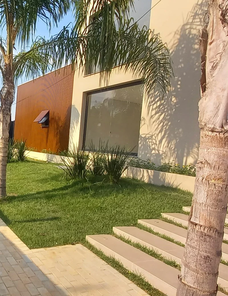 Jardim lateral com palmeiras, obra da WD Engenharia