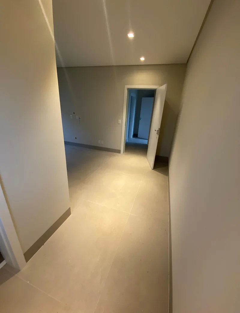 Circulação interna com porcelanato assentado, obra da WD Engenharia