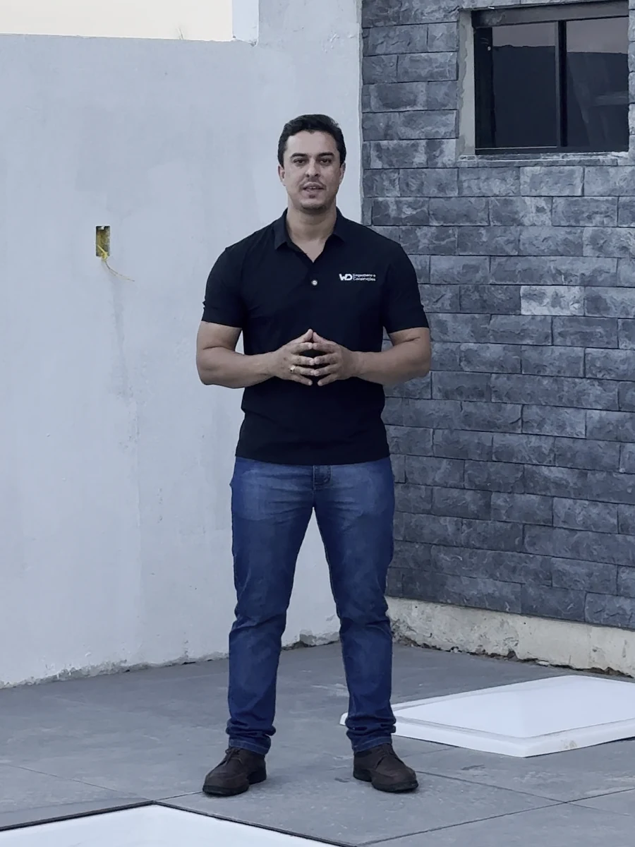 Wallacy Dellatesta, fundador da WD Engenharia e Construções, em uma obra entregue